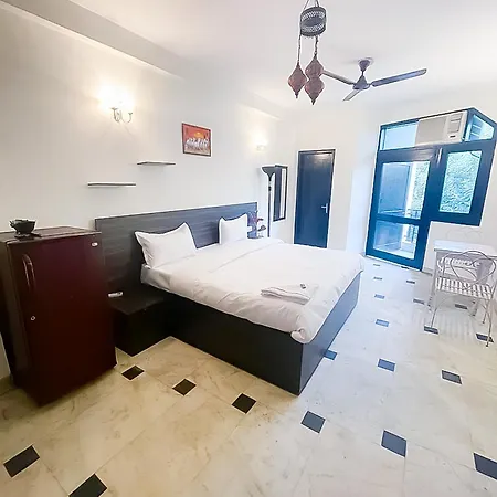 Lake View In Hauz Khas Hotel